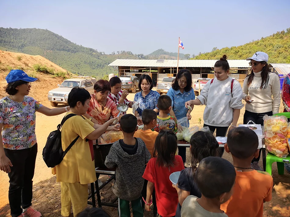 คณะทันตแพทย์ เจ้าหน้า คลินิกเจริญเมือง(ซีเอ็ม) ทีมงาน เลี้ยงอาหารกลางวัน และแจกทุนการศึกษา pic 5